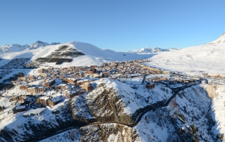 Vue-aerienne-Alpe-Huez-Hiver