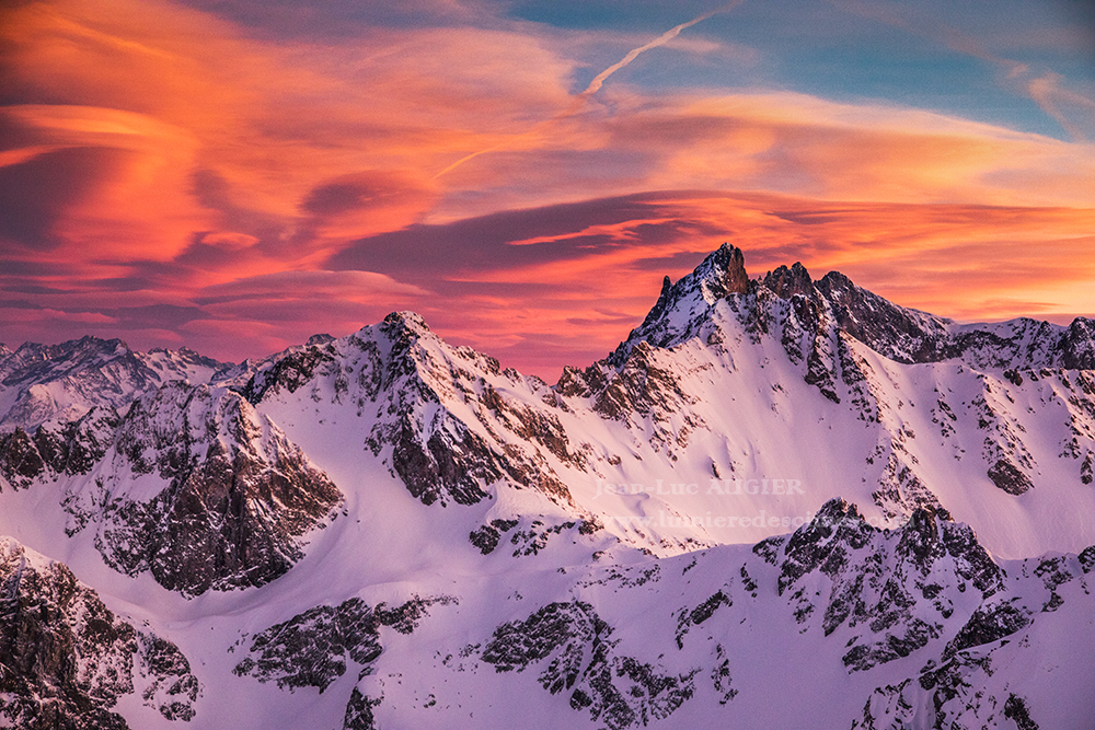 La montagne vue du ciel en hiver