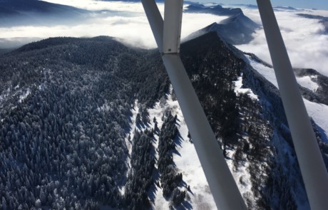 Vol en ULM multiaxes dans les montagnes enneigées